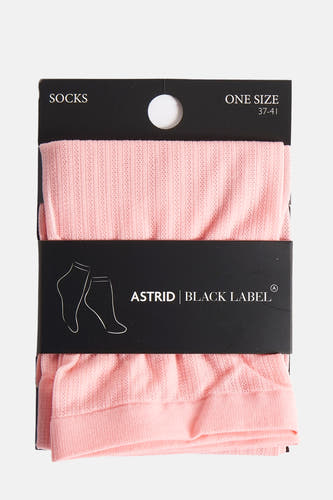 Chaussettes roses d'Astrid Black Label, avec un motif de côtes subtil et emballées dans une bande noire.