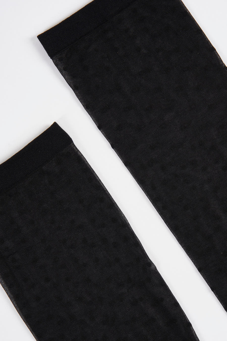 Zwarte sokken van Astrid Black Label, close-up weergave op een witte achtergrond.