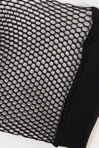 Chaussettes noires d'Astrid Black Label avec structure en filet de pêche, gros plan.
