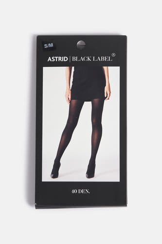 Panties noires d'Astrid Black Label, emballés dans une boîte noire avec des informations sur le produit.