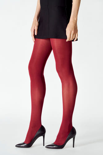Panty de Bordeaux d'Astrid Black Label, porté avec une robe noire et des talons noirs sur un fond blanc.