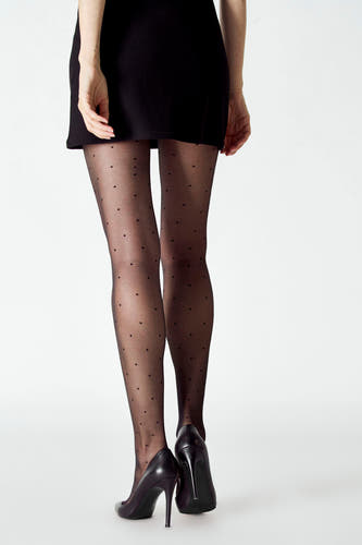 Panty noir à rayures d'Astrid Black Label, porté avec une robe noire et des talons noirs.