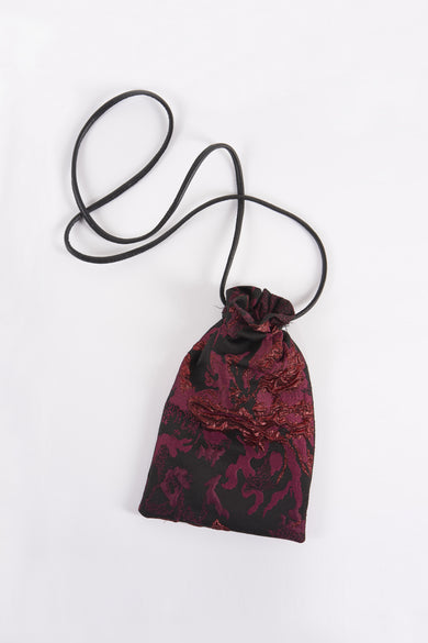 Sac à main rouge Astrid Black Label avec un motif floral sombre et une corde noire.