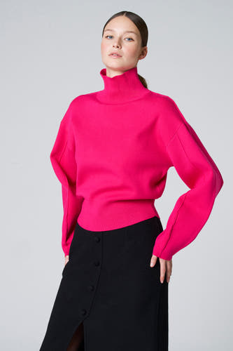 Gilet rose Astrid Black Label, avec des manches longues et des bordures rayées, associé à une jupe noire à boutons.