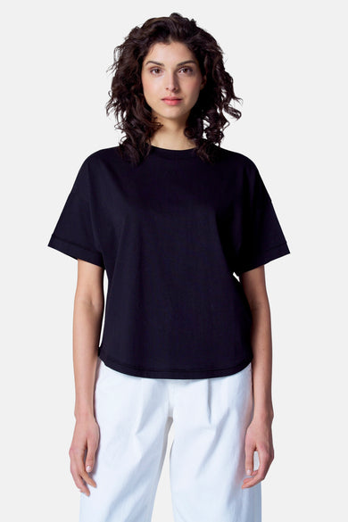 T-shirt noir à manches courtes d'Astrid Black Label, porté avec un short blanc.