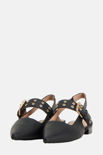 Zwarte leren damesschoenen met gouden gespen.
