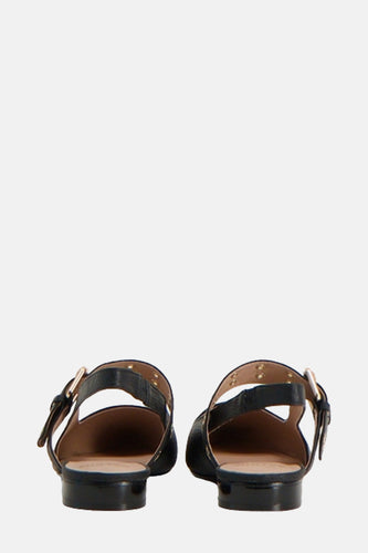 Achterkant van zwarte slingback schoenen.
