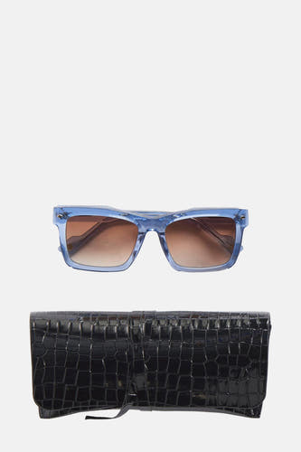 Lunettes de soleil bleues d'Astrid Black Label, avec un étui à lunettes noir avec imprimé croco en bas.