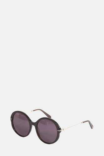 Lunettes de soleil noires Astrid Black Label avec des détails dé or sur les côtés et des verres sombres.
