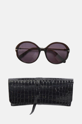 Lunettes de soleil noires d'Astrid Black Label, avec un étui à lunettes noire imprimé crocodile.