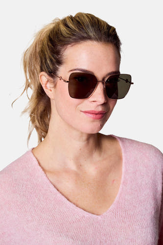 Lunettes de soleil roses d'Astrid Black Label, portées avec un pull rose.