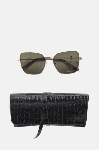 Lunettes de soleil roses d'Astrid Black Label, avec le logo de la marque sur les verres, et un étui à lunettes noir imprimé de crocodile.