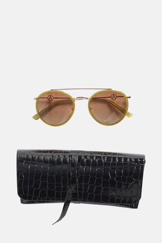 Lunettes de soleil roses d'Astrid Black Label avec un cadre doré et une boîte noire à imprimé crocodile.