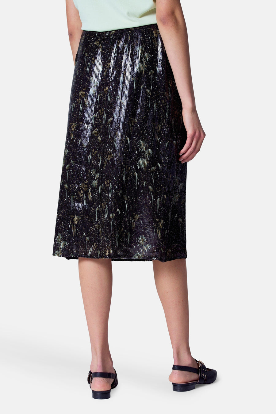 Robe noire Astrid Black Label, avec une texture pailletée brillante et une coupe A-ligne.