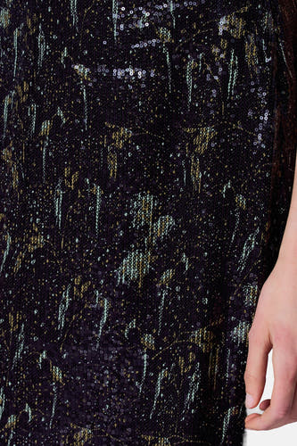 Robe noire d'Astrid Black Label avec paillettes et détails décoratifs dorés et bleu clair.
