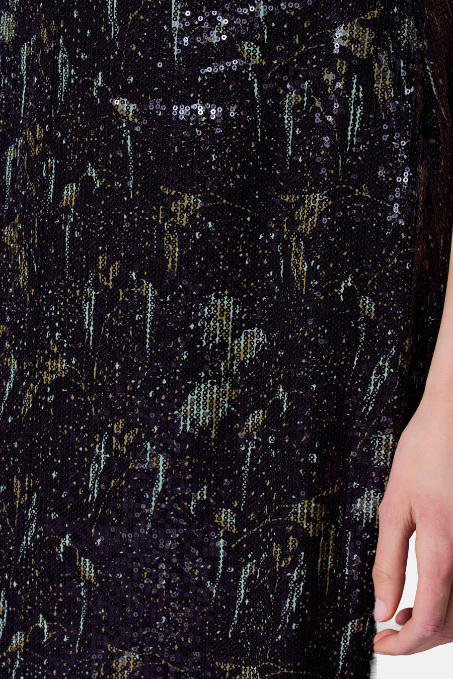 Robe noire d'Astrid Black Label avec paillettes et détails décoratifs dorés et bleu clair.