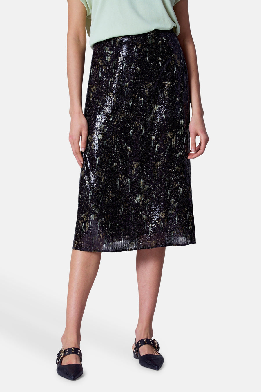 Robe noire Astrid Black Label avec paillettes et une longueur jusqu'aux genoux.