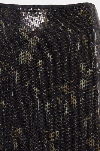Robe noire d'Astrid Black Label avec paillettes et un motif rayé décoratif.