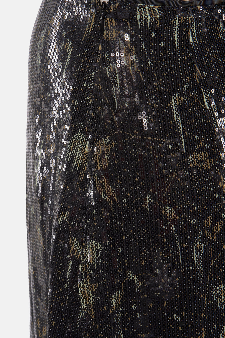 Robe noire d'Astrid Black Label, avec paillettes et un motif camouflage.