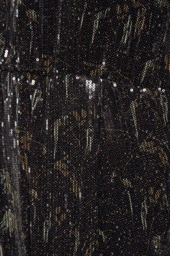 Robe noire Astrid Black Label, détaillée avec des paillettes brillantes dans un motif subtil et une ceinture confortable.