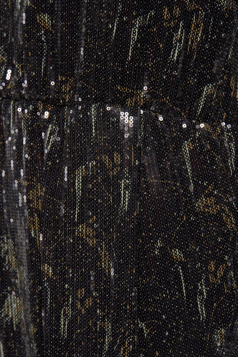 Robe noire Astrid Black Label, détaillée avec des paillettes brillantes dans un motif subtil et une ceinture confortable.