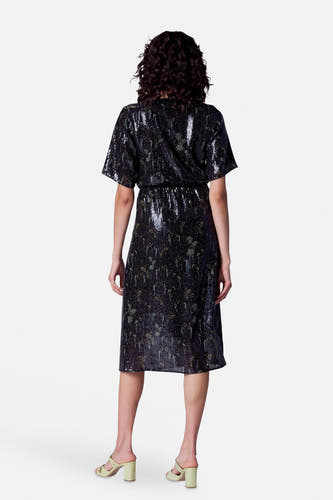 Robe noire avec manches courtes d'Astrid Black Label, dotée de paillettes et d'un motif floral.