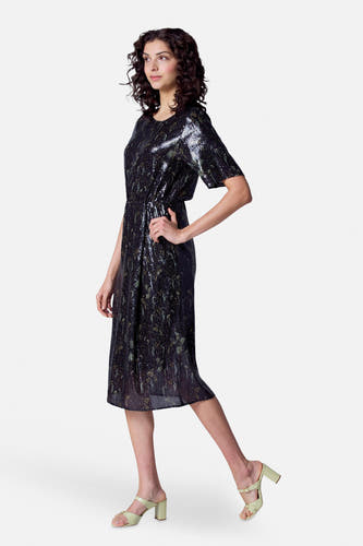 Robe noire à manches courtes d'Astrid Black Label, parsemée de paillettes et avec une ceinture coordonnée.