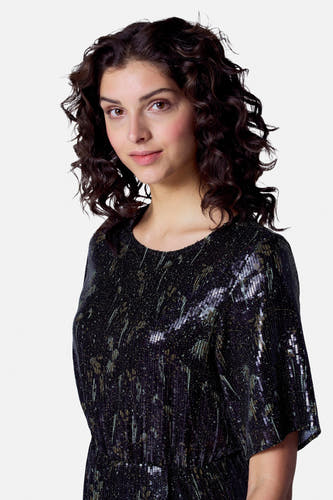 Robe noire avec manches courtes d'Astrid Black Label, avec paillettes et une encolure ronde.