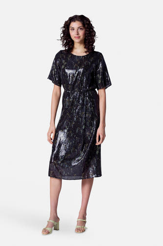 Robe noire à manches courtes d'Astrid Black Label, avec un motif scintillant et une longueur jusqu'aux genoux.