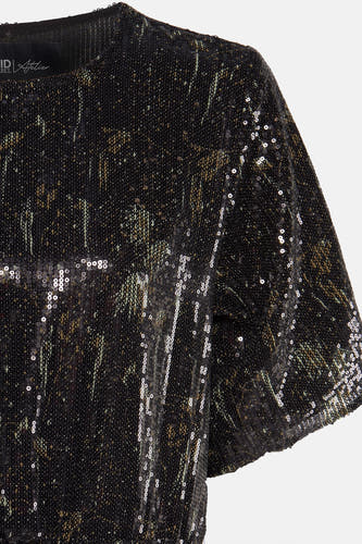 Robe noire à manches courtes d'Astrid Black Label, ornée de strass et d'un motif subtil.
