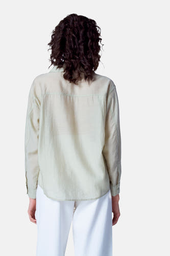 Blouse verte avec manches longues d'Astrid Black Label, vue de derrière, associée à une culotte blanche.