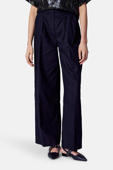 Marineblauwe wijde pantalon met plooien en zwarte slingbacks.