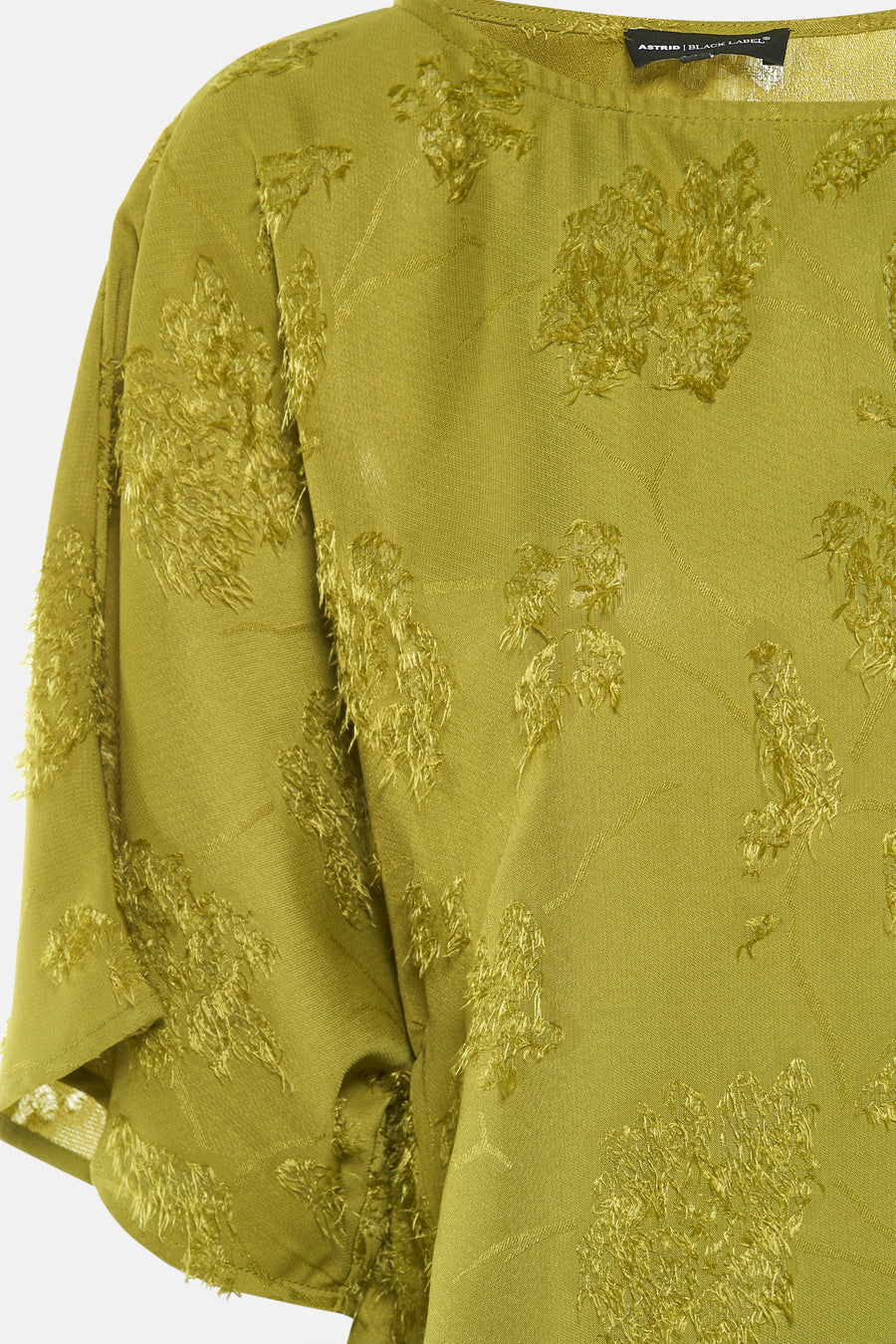 Olijfgroene blouse met bloemenreliëf en korte mouwen.