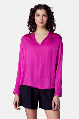 Blouse rose à longues manches d'Astrid Black Label, vue de derrière, associée à des short noirs.