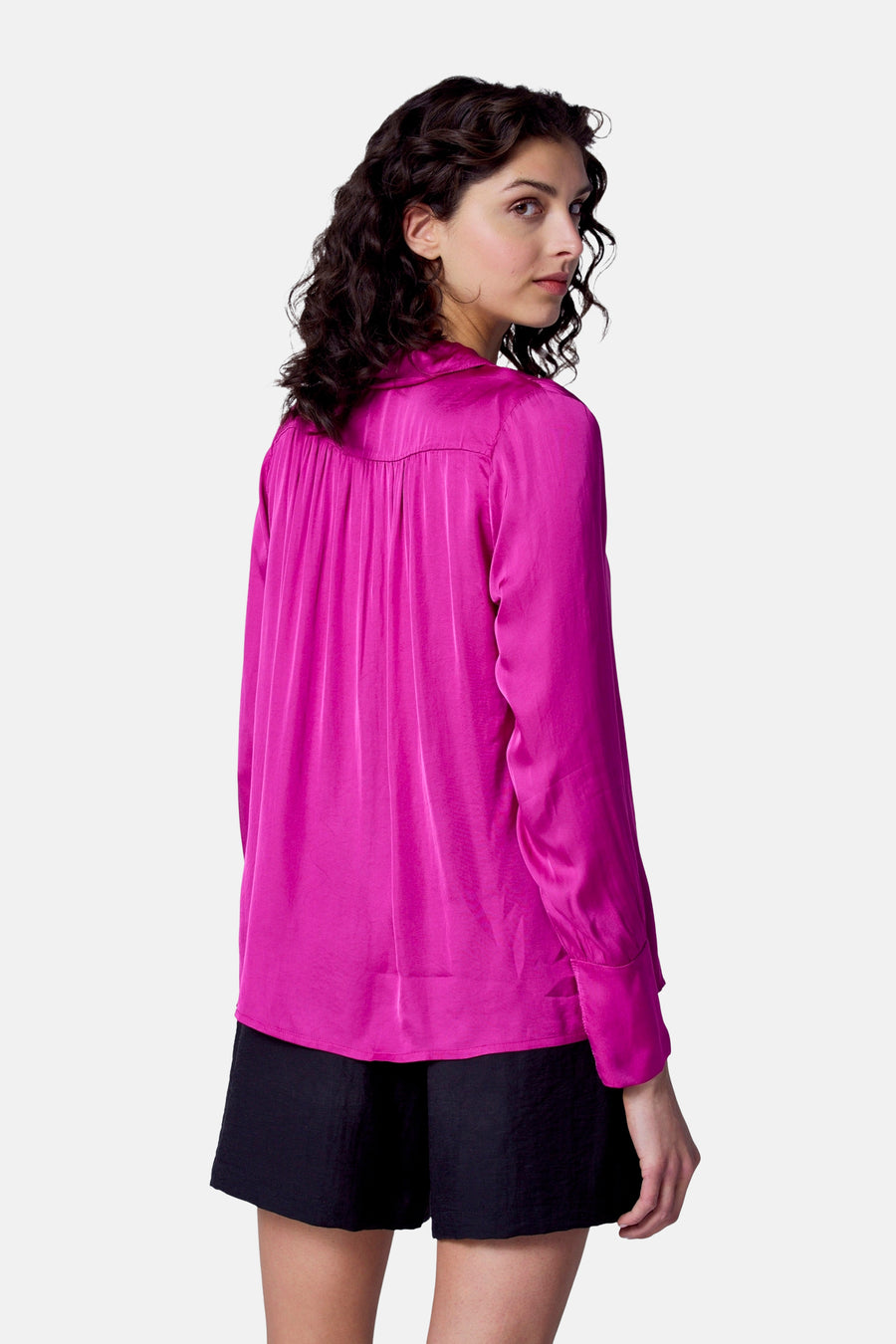 Roze blouse met lange mouwen van Astrid Black Label, gezien van achteren, gecombineerd met zwarte shorts.
