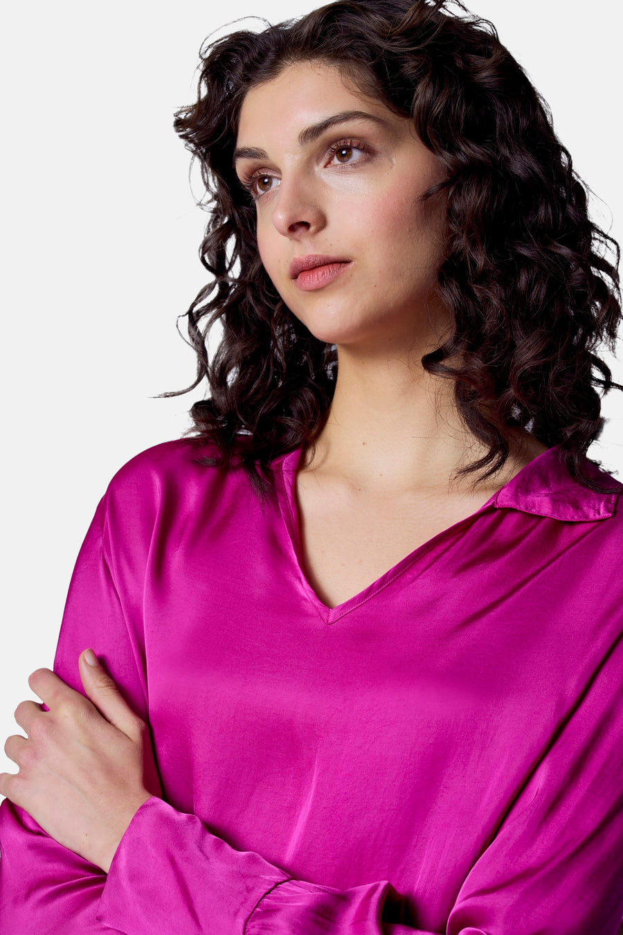 Blouse rose à longues manches d'Astrid Black Label, avec un col V et des bras croisés.