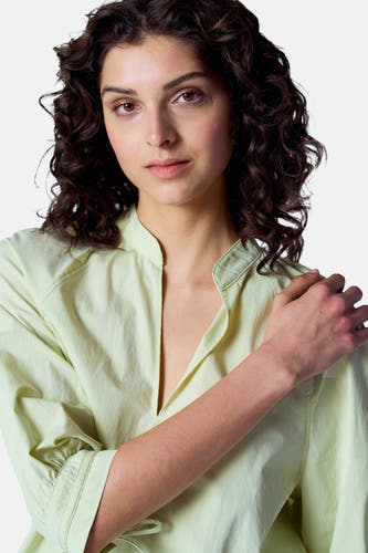 Blouse verte Astrid Black Label, avec des manches longues, un col ouvert et un motif uni.