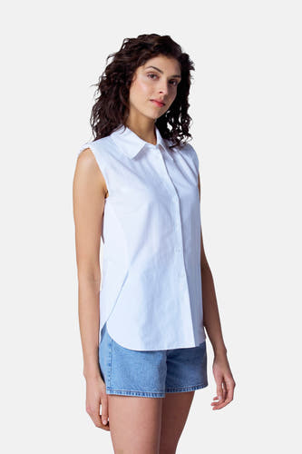 Witte blouse met korte mouwen van Astrid Black Label, gecombineerd met denim shorts.