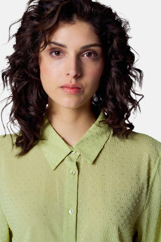 Blouse verte avec manches courtes d'Astrid Black Label, dotée d'une fine structure à carreaux et d'un col classique.