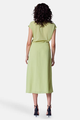 Robe verte à manches courtes d'Astrid Black Label, avec un motif de points subtil, vue de derrière.