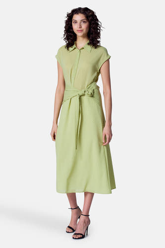 Vêtement vert à manches courtes d'Astrid Black Label, avec une ceinture rayée et un motif de points subtil.