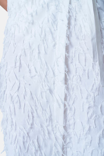 Robe blanche d'Astrid Black Label avec des bords décoratifs et une subtile texture, cropped.