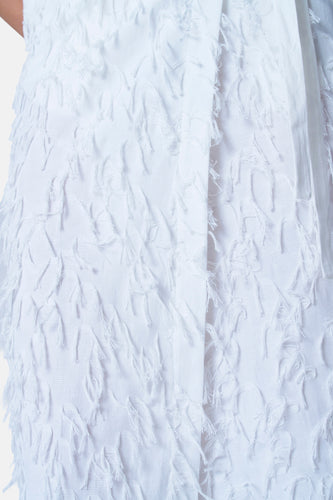 Witte jurk met franjes.
