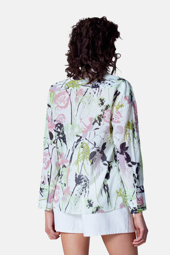 Multikleurige blouse met lange mouwen van Astrid Black Label, met een bloemenprint op een witte achtergrond, rugaanzicht.
