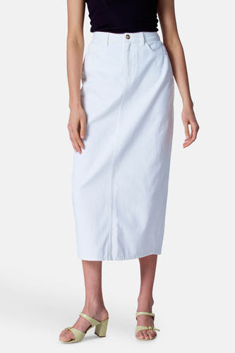 Robe blanche d'Astrid Black Label, avec une fente et associée à des sandales à talon.