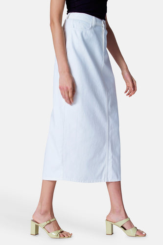 Wit, denim rok, lichtgele sandalen met hak.
