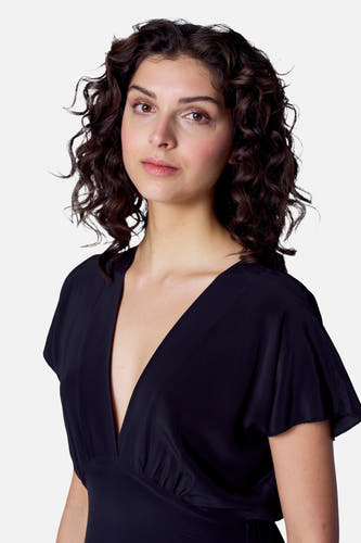 Robe noire à manches courtes d'Astrid Black Label, avec un col V profond.