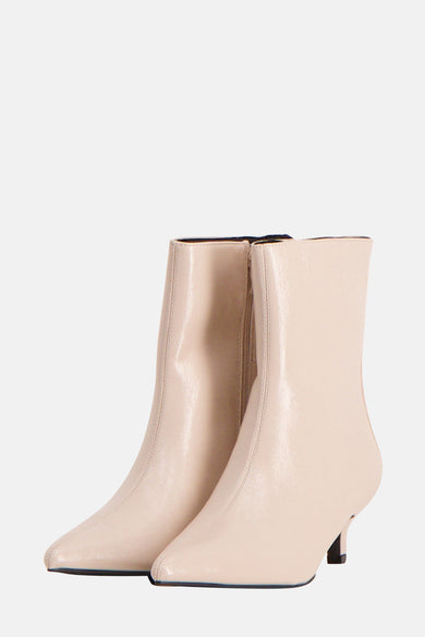 Bottines beige Astrid Black Label, avec un nez pointu et une petite semelle compensée.