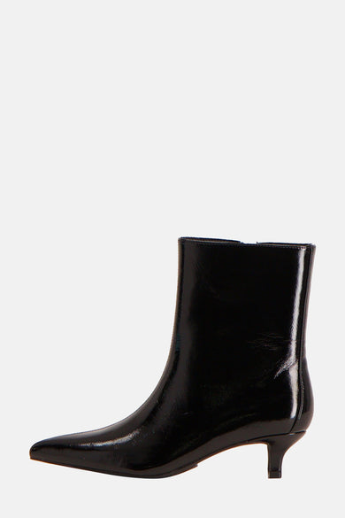 Chaussures noires à lacets d'Astrid Black Label avec un nez pointu et une petite semelle compensée.
