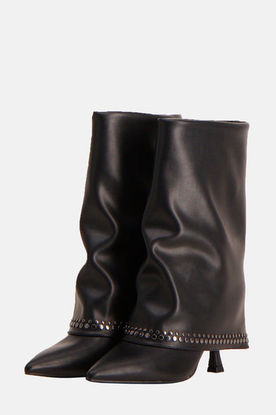 Chaussures noires Astrid Black Label avec nez pointu et studs le long du bord.